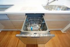 家事の時間が短縮できる食器洗浄乾燥機付。後片付けもラクラクです。 食器を洗う手間が減るので家族とのコミュニケーションの時間や自分の時間が増えますね。