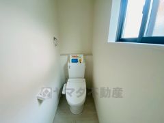温水洗浄機付トイレです。節水機能もあるので、安心して使えますね。もちろん、1階2階の2ヶ所にトイレがあるので、忙しい朝にもゆとりができますね。