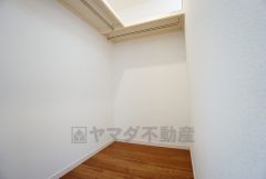 同仕様写真。収納力豊富なウォークインクローゼット付き。洋服や小物などを1箇所にまとめて美しい収納を実現します。