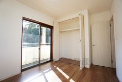 。温かい光の差し込むゆとりのある居室をぜひ現地にてご確認くださいませ。