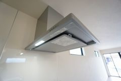 調理により発生する油煙や臭いを吸い込み、屋外へ排気してくれます。