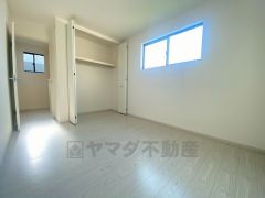 明るい洋室です。ナチュラル色のフローリングで開放的な優しい雰囲気になっています＾＾ベッドや机、ＴＶを置いてもゆとりのある広さです。