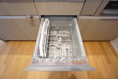 家事の時間が短縮できる食器洗浄乾燥機付。後片付けもラクラクです。 食器を洗う手間が減るので家族とのコミュニケーションの時間や自分の時間が増えますね。