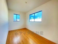 木目調のシンプルデザインで落ち着きと安らぎの空間に仕上げています。各部屋に収納が完備されているので、お荷物が多くなっても安心の設計です。