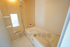 1日の疲れを癒すくつろぎのバスルーム。足を伸ばしてもゆったりと入れるサイズです。お子様と一緒にお風呂に入っても狭くないですね^^