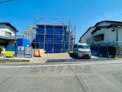 カースペースは停めやすい並列駐車3台付き。 前面道路は広々6ｍ以上と広く、駐車がスムーズにできます＾＾