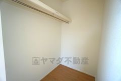 収納力豊富なウォークインクローゼット付き。洋服や小物などを1箇所にまとめて美しい収納を実現します。