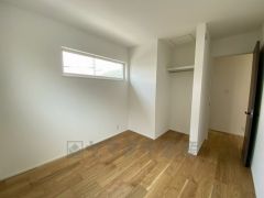 全居室にはクローゼットを設置しています。窓には断熱性・保温性にすぐれ、省エネ効果のあるペアガラスを採用。冬には結露を防止します。