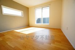 全居室にはたっぷり収納できる大型クローゼットを設置しています。窓には断熱性・保温性にすぐれ、省エネ効果のあるペアガラスを採用。冬には結露を防止します。