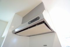 調理により発生する油煙や臭いを吸い込み、屋外へ排気してくれます。