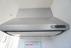 調理により発生する油煙や臭いを吸い込み、屋外へ排気してくれます。