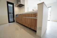 同仕様写真。対面式カウンターキッチンでお子様の様子が見守れます。カウンタートップは耐熱性に優れており、日ごろのお掃除もふき取るだけでＯＫ。ステンレスシンクも簡単にお掃除できますよ。