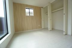 主寝室としてお使いいただけそうなこちらのお部屋は、日当たりが良く、爽やかな風を感じて起きる朝は、快適生活の始まりに。