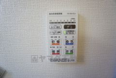 雨の日の洗濯も安心できる浴室暖房乾燥機付き浴室。リモコンで操作もボタン1つで簡単。 浴室暖房乾燥機には、暖房、乾燥、涼風、換気の4つの機能が付いています。タイマー付きです。