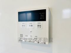 キッチン横からお湯張り、追い炊き、足し湯がボタン一つで楽々操作できる給湯機リモコンです＾＾忙しい夕飯の準備の時間帯に重宝しますね。