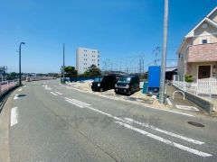 前面道路は8.1ｍ。 お車をスムーズにお停めできます＾＾ カースペースは全棟2台。イオン福岡まで車で約10分（3ｋｍ）ショッピングや映画鑑賞などで楽しめます＾＾