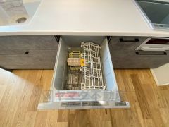 家事の時間が短縮できる食器洗浄乾燥機付。後片付けもラクラクです。 食器を洗う手間が減るので家族とのコミュニケーションの時間や自分の時間が増えますね。