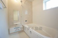 1日の疲れを癒すくつろぎのバスルーム。足を伸ばしてもゆったりと入れるサイズです。お子様と一緒にお風呂に入っても狭くないですね^^