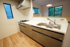 対面式カウンターキッチンでお子様の様子が見守れます。カウンタートップは耐熱性に優れており、日ごろのお掃除もふき取るだけでＯＫ。ステンレスシンクも簡単にお掃除できますよ。