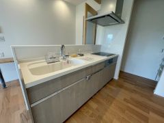 対面式カウンターキッチンでお子様の様子が見守れます。カウンタートップは耐熱性に優れており、日ごろのお掃除もふき取るだけでＯＫ。ステンレスシンクも簡単にお掃除できますよ。