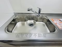 広々とした凸型シンクに洗剤ポケットを標準装備。大きなお鍋など洗いやすいです。洗剤や石鹸、スポンジもすっきりできる収納付き。