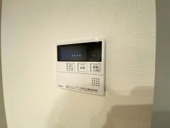 お風呂から通話ができるタイプの給湯器リモコンです。お子さんや高齢の方が一人で入られる時も安心ですね＾＾