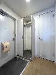 たっぷり収納できるシューズボックスです。家族全員の靴がきれいに整頓できます。全身鏡つきでお出かけ前の身だしなみもチェックできます＾＾