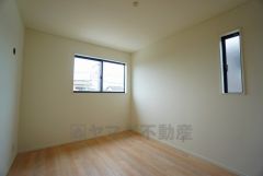 2面採光を確保した明るい室内は、風通しも良く、大変居心地の良い空間となっております。爽やかな風を感じて起きる朝は、快適生活の始まりに。