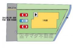 カースペースは並列3台分を確保＾＾ ご夫婦で1台ずつとご友人や急な来客があっても安心です＾＾ 前面道路は公道西側約4.2ｍ。