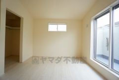 住む人のこだわりを活かす洋室＾＾日当たりがよく、寝室としての利用もおすすめ。広めのクローゼットもあり荷物もすっきり片付けれ、ゆとりのある暮らしが出来ます＾＾