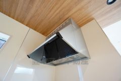 調理により発生する油煙や臭いを吸い込み、屋外へ排気してくれます。