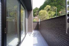 南側に面したバルコニーは日当たり良好です。お洗濯物も気持ちよく干せそうです。