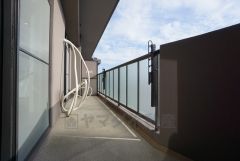 幅広のインナーバルコニーは洗濯物を守りやすく、眩しすぎる日差しも和らげます。 テーブルとイスを置いてカフェタイムや日光浴、星を眺めたりも良いですね^^