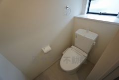 ウォシュレット付トイレです。節水機能もあるので、安心して使えますね。もちろん、1階2階の2ヶ所にトイレがあるので、忙しい朝にもゆとりができますね。