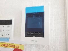 防犯性、セキュリティ対策に安心できるテレビモニター付きインターフォンです。セールスマン対策にもなり安心できます。