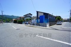 前面道路は約12ｍと広く駐車や離合もスムーズにできます＾＾ カースペースは停めやすい並列駐車3台付きです＾＾