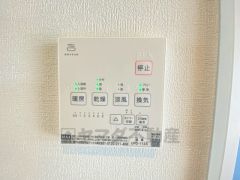 雨の日の洗濯も安心できる浴室暖房乾燥機付き浴室。リモコンで操作もボタン1つで簡単。 浴室暖房乾燥機には、暖房、乾燥、涼風、換気の4つの機能が付いています。タイマー付きです。