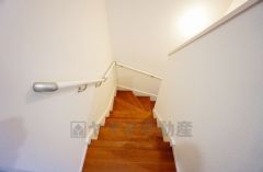 同仕様写真。ご年配の方でも安心できる、手すり付き階段です＾＾段差も低めで設定されてますので安全性にも優れてますね＾＾