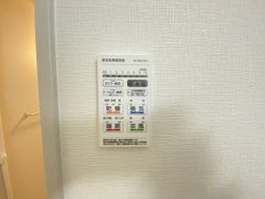 浴室暖房乾燥機には、暖房、乾燥、涼風、換気の4つの機能が付いています。タイマー付きです。