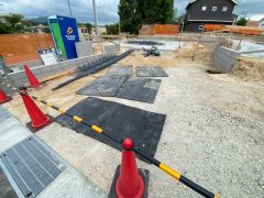 駐車スペースはゆとりある並列で2台分確保＾＾前面道路は広く、車の出し入れがしやすいですよ＾＾