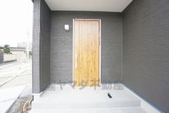 ブラウントーンの玄関扉＾＾外壁とマッチングしていてかっこいいですね＾＾家の顔となる玄関扉がかっこいいと、たくさんの人を招き入れたくなりますね＾＾