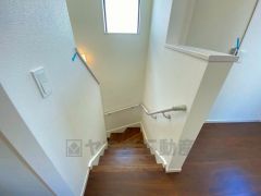 小さなお子様やご高齢の方でも安心できる、手すり付き階段。段差も低めで設定されており、安全性にも優れています。