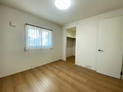 明るい洋室です。ナチュラル色のフローリングで開放的な優しい雰囲気になっています＾＾ベッドや机、ＴＶを置いてもゆとりのある広さです。