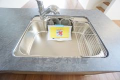 広々とした凸型シンクに洗剤ポケットを標準装備。大きなお鍋など洗いやすいです。洗剤や石鹸、スポンジもすっきりできる収納付き。