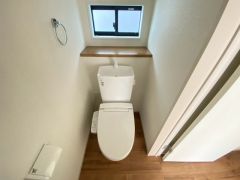 温水洗浄機付トイレです。節水機能もあるので、安心して使えますね。もちろん、1階2階の2ヶ所にトイレがあるので、忙しい朝にもゆとりができますね。
