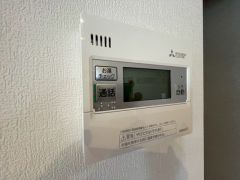 キッチン横に給湯器リモコンを設置していますので、忙しい時間帯でもスイッチ一つでお風呂の用意ができますよ＾＾