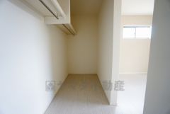 収納力豊富なウォークインクローゼット付き。洋服や小物などを1箇所にまとめて美しい収納を実現します。