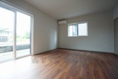 断熱性能の窓ガラスを採用。省エネ、光熱費カットにも貢献します。 夏は涼しく、冬は暖かく快適に過ごせます。