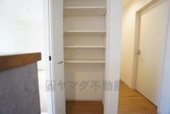キッチン横可動棚式パントリー。食器やキッチン用品、食料品の保存に便利です＾＾可動棚式なので高さのある物もスッキリ収納できます＾＾
