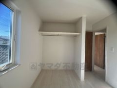 明るい洋室です。ナチュラル色のフローリングで開放的な優しい雰囲気になっています＾＾ベッドや机、ＴＶを置いてもゆとりのある広さです。